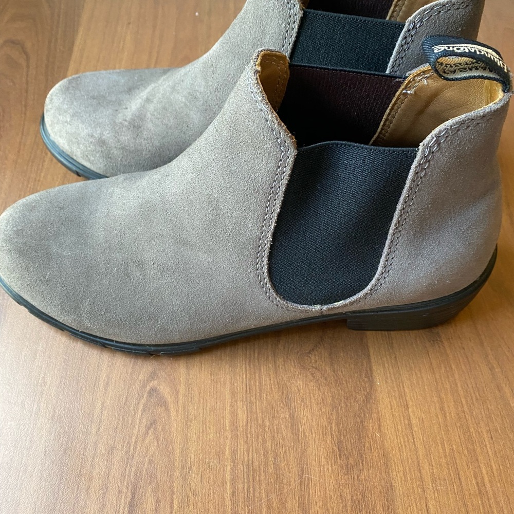 Women’s Blundstone Gray Suede ankle boots size 9